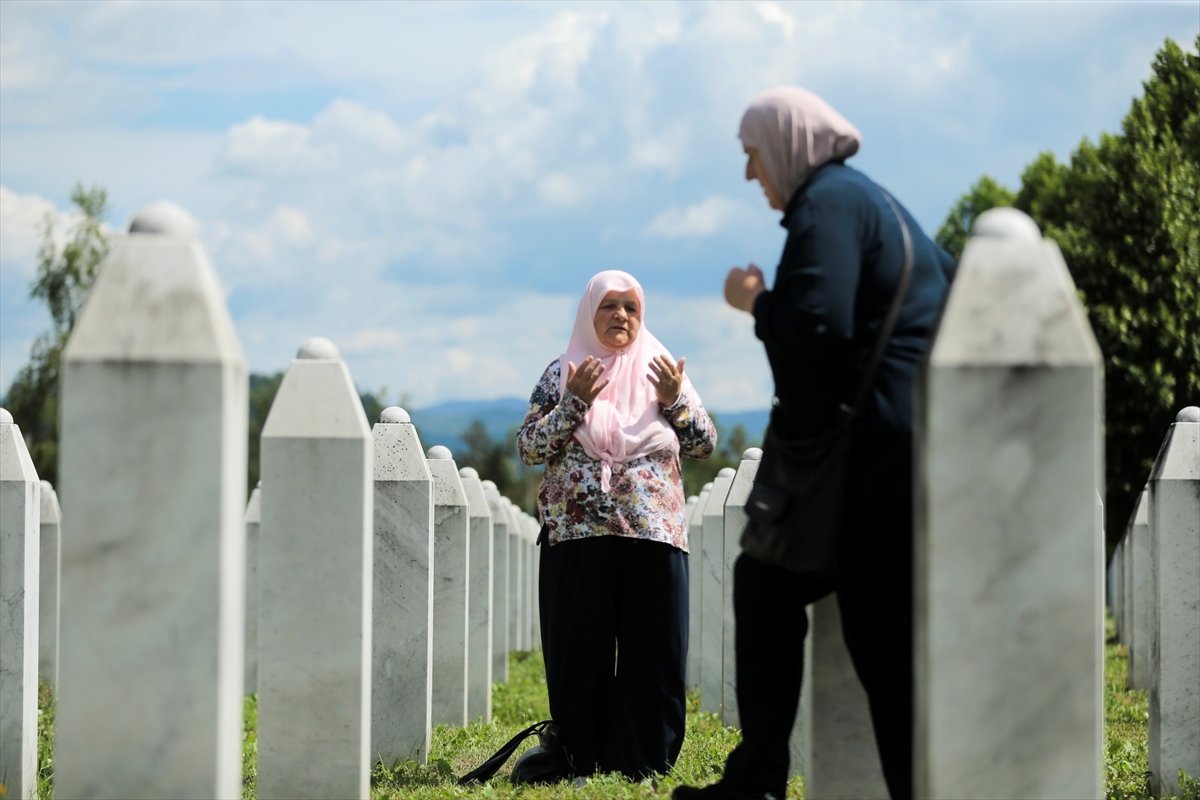 Srebrenitsalı anneler mezar başında evlatlarını anıyor #11