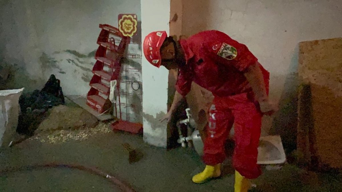 Eskişehir de sağanak sebebiyle apartman garajına 50 ton su birikti #4
