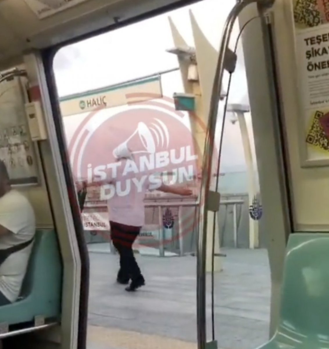 İstanbul da metroda siyahi aileye küfreden şahıs gözaltına alındı #4