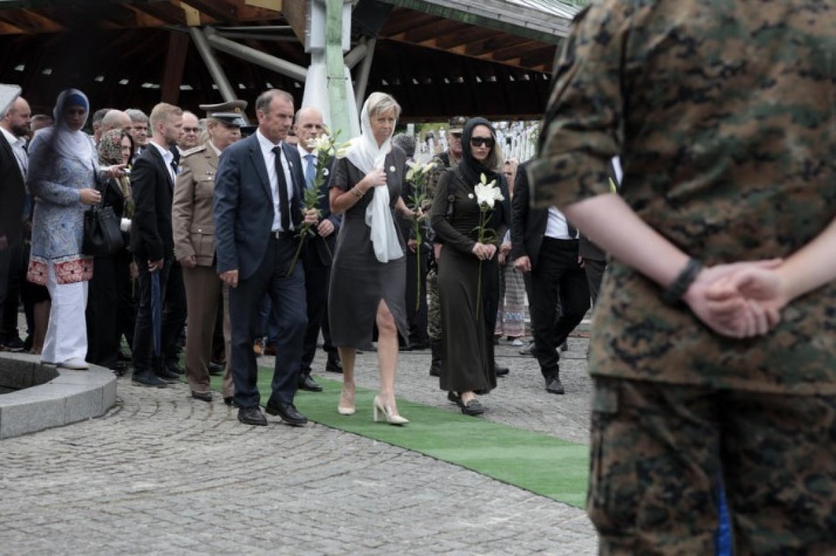 Hollanda’dan 27 yıl sonra Srebrenitsa kurbanlarının ailelerinden özür #1