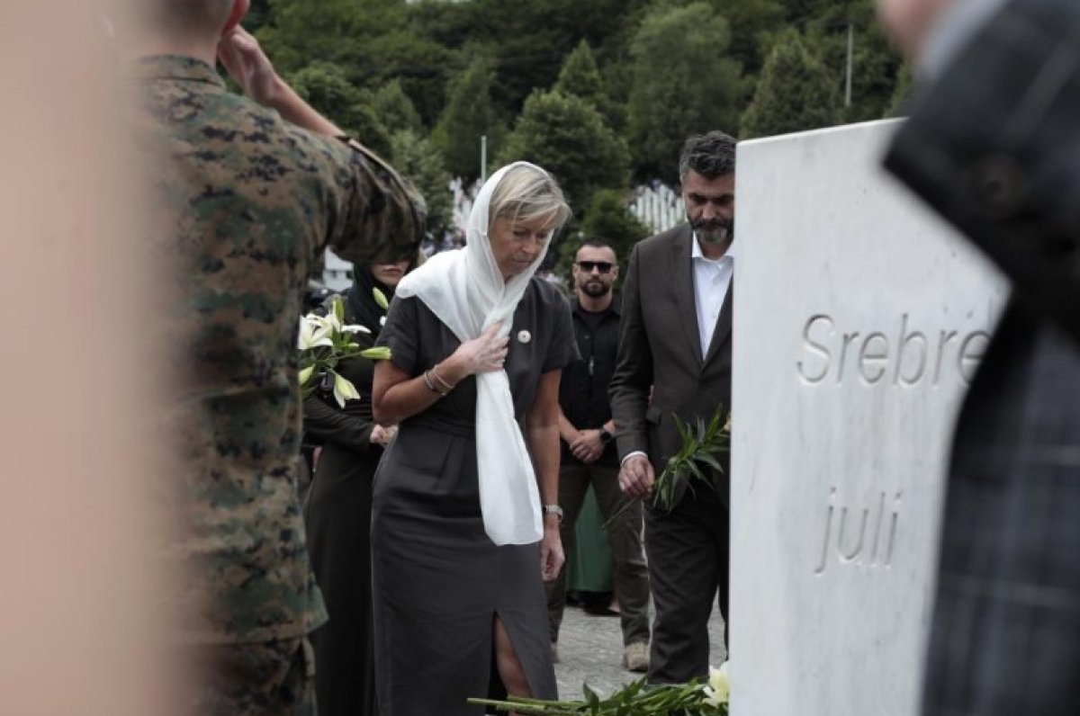 Hollanda’dan 27 yıl sonra Srebrenitsa kurbanlarının ailelerinden özür #3