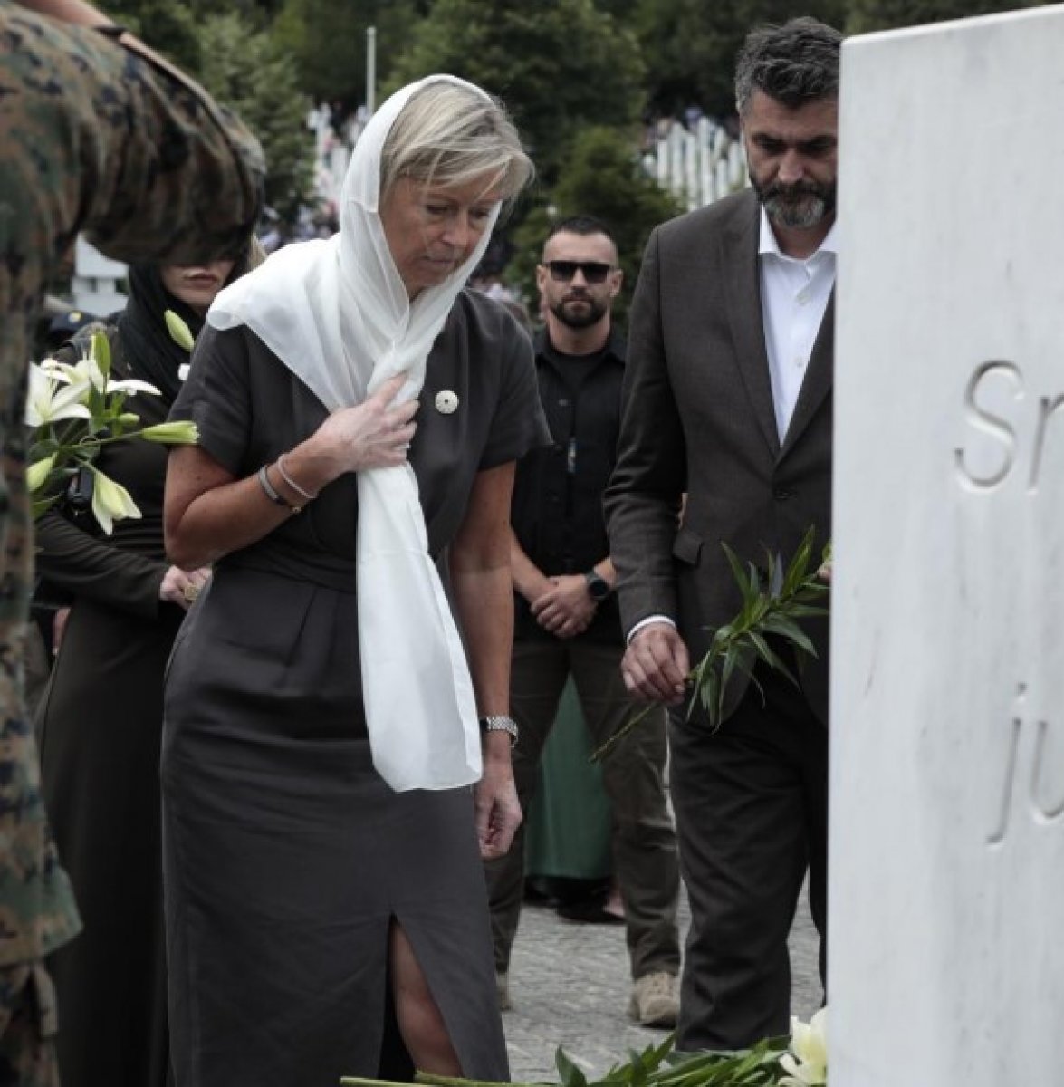 Hollanda’dan 27 yıl sonra Srebrenitsa kurbanlarının ailelerinden özür #2