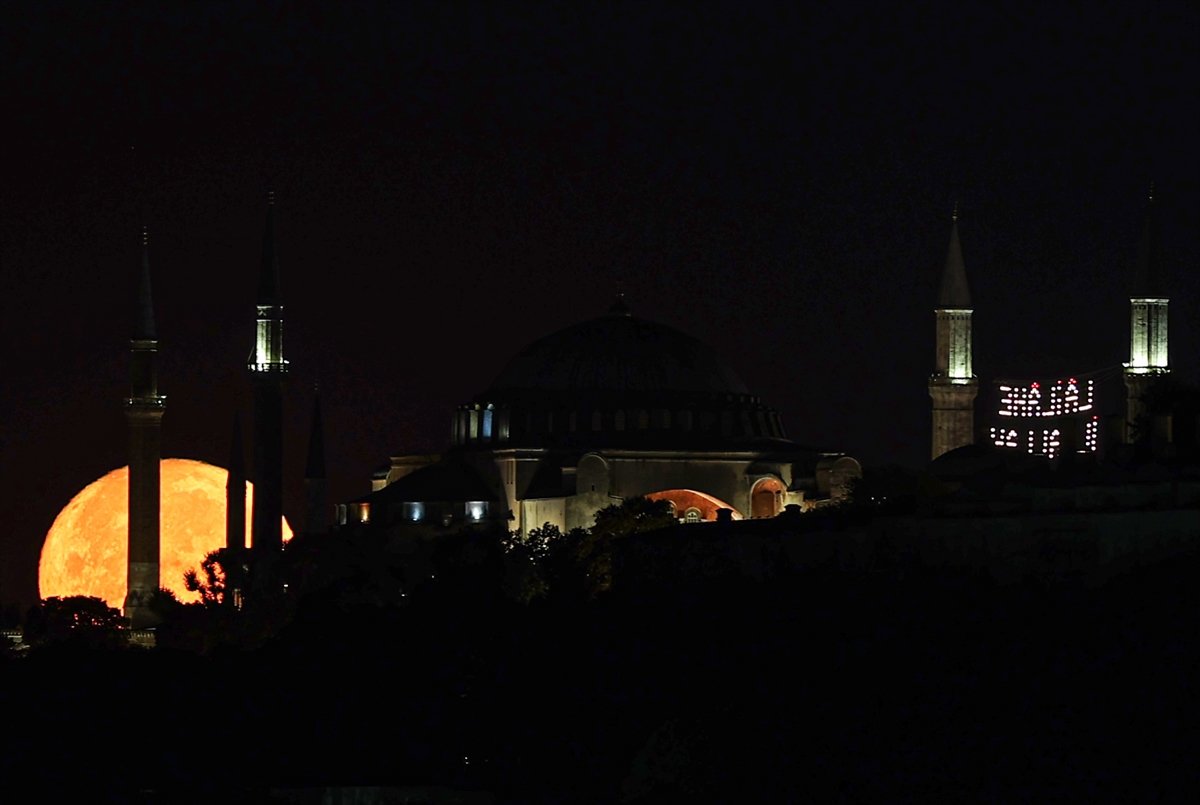 İstanbul da büyüleyen dolunay görüntüleri #1