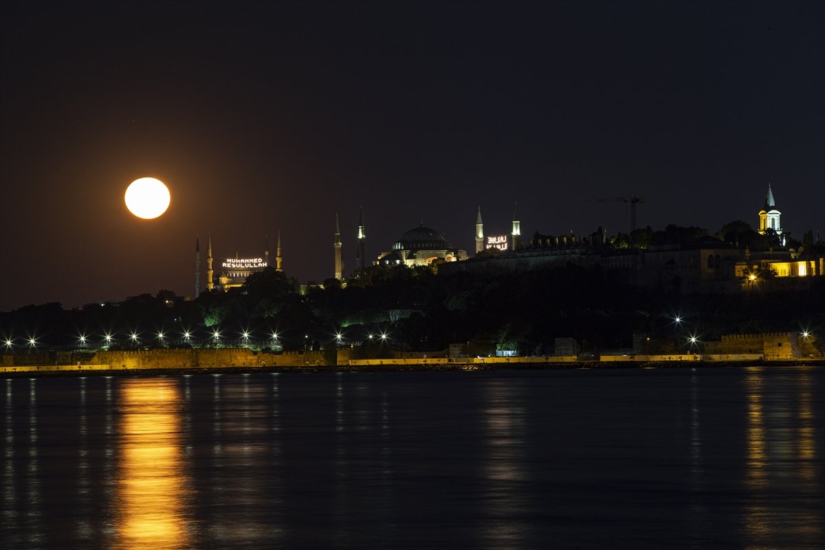 İstanbul da büyüleyen dolunay görüntüleri #10