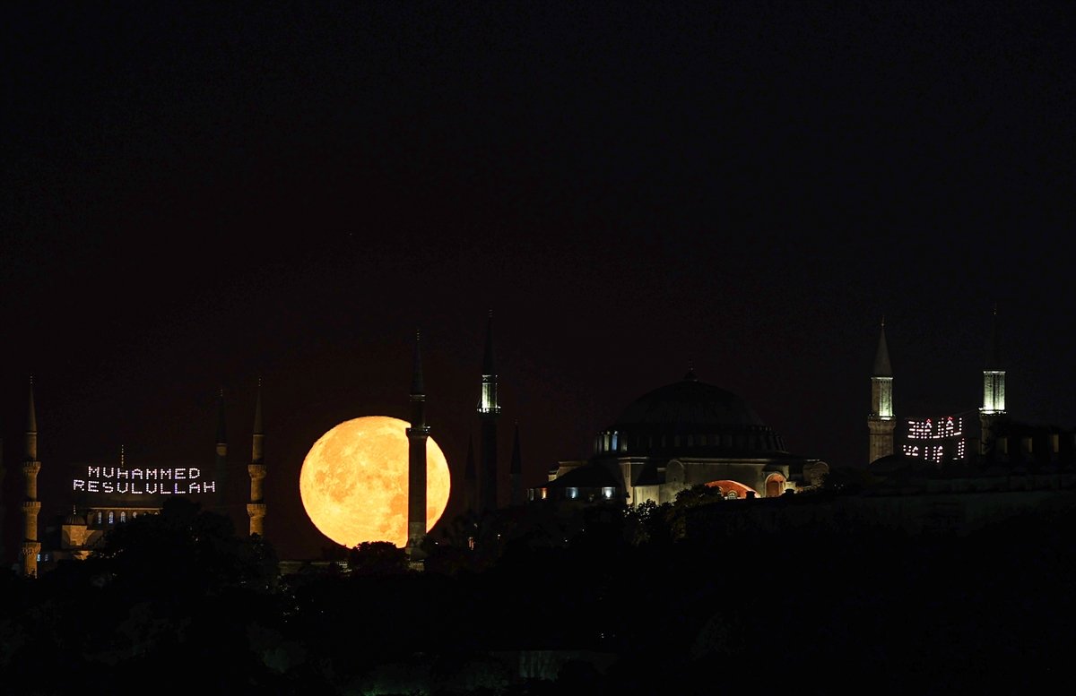 İstanbul da büyüleyen dolunay görüntüleri #4