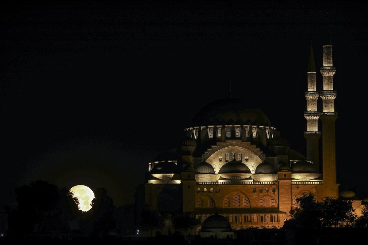 İstanbul da büyüleyen dolunay görüntüleri #13