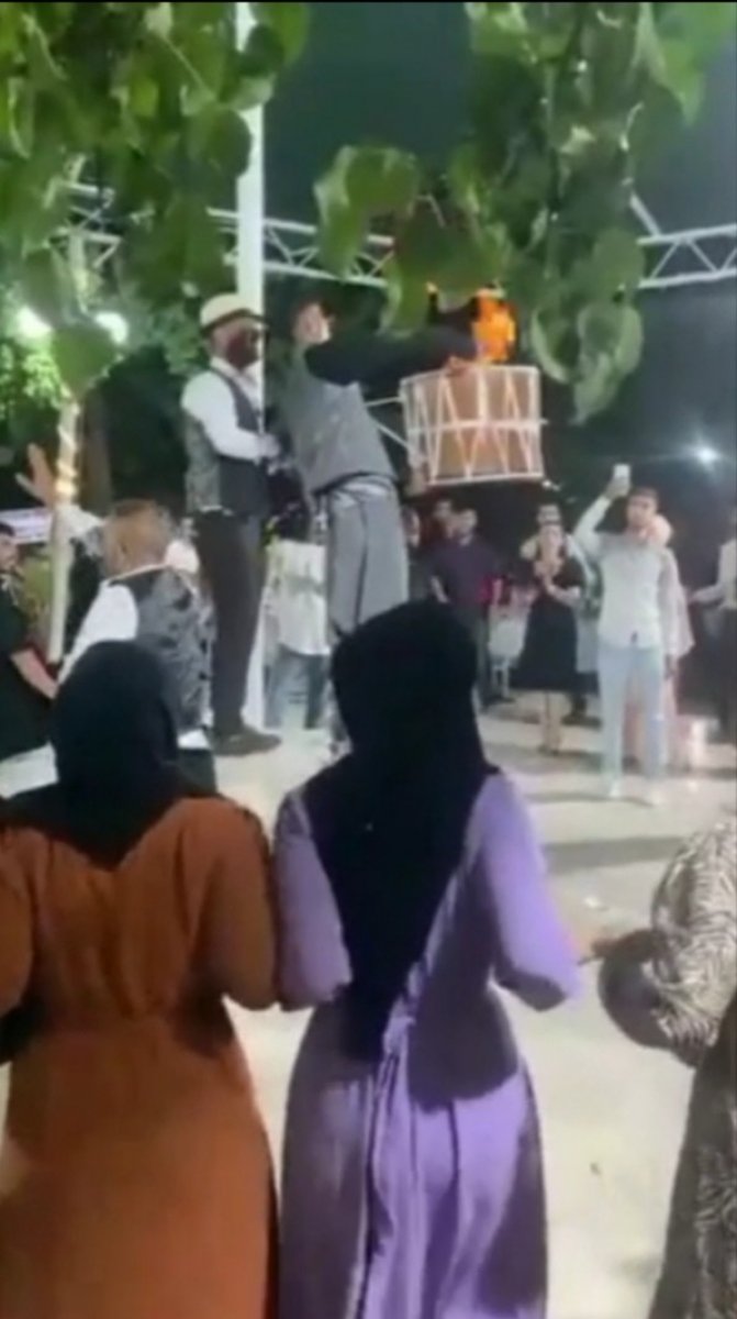 Elazığ da düğündeki davulcu davetlileri coşturdu #6