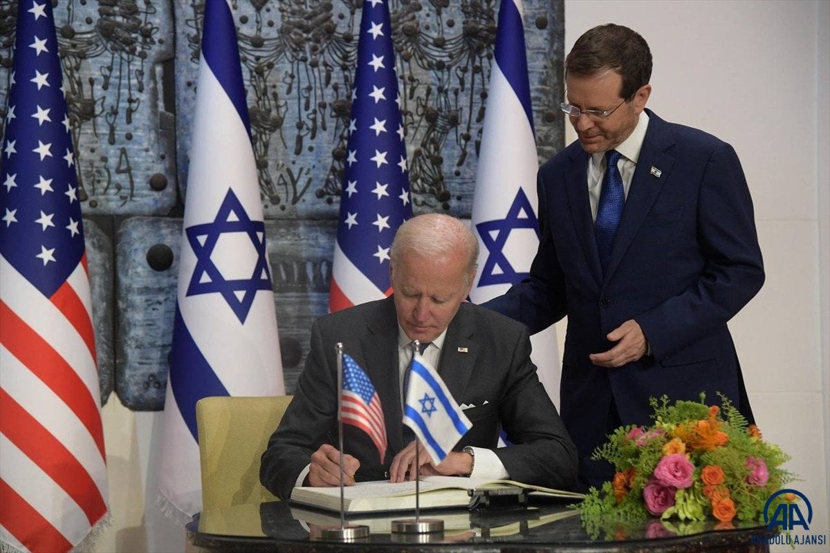 İsrail Cumhurbaşkanı Herzog la tokalaşan Joe Biden, boşluğu da es geçmedi #4