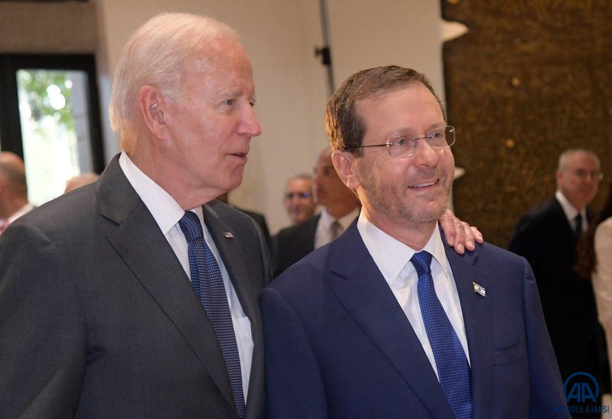 İsrail Cumhurbaşkanı Herzog la tokalaşan Joe Biden, boşluğu da es geçmedi #3