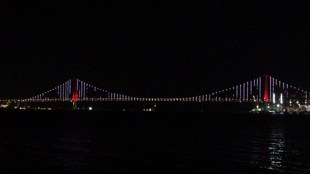 Osmangazi Köprüsü 15 Temmuz da kırmızı-beyaza büründü #4