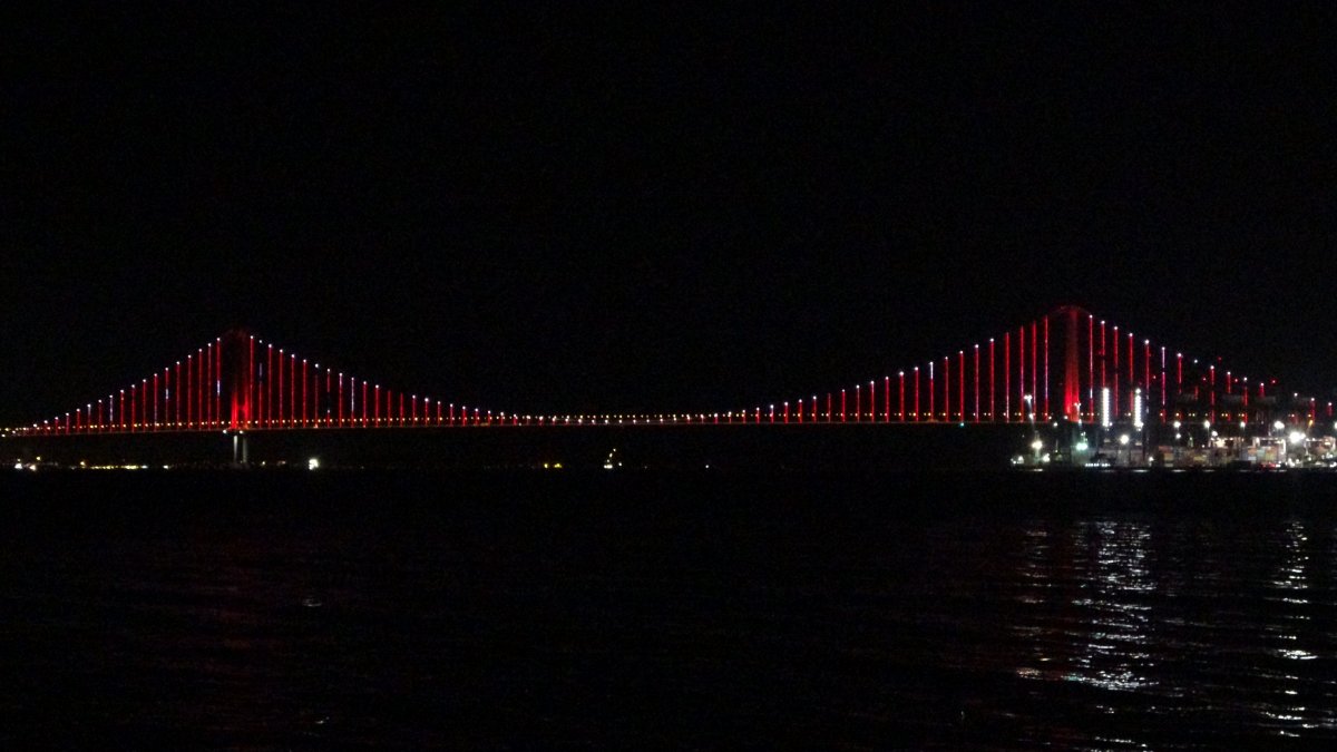 Osmangazi Köprüsü 15 Temmuz da kırmızı-beyaza büründü #5