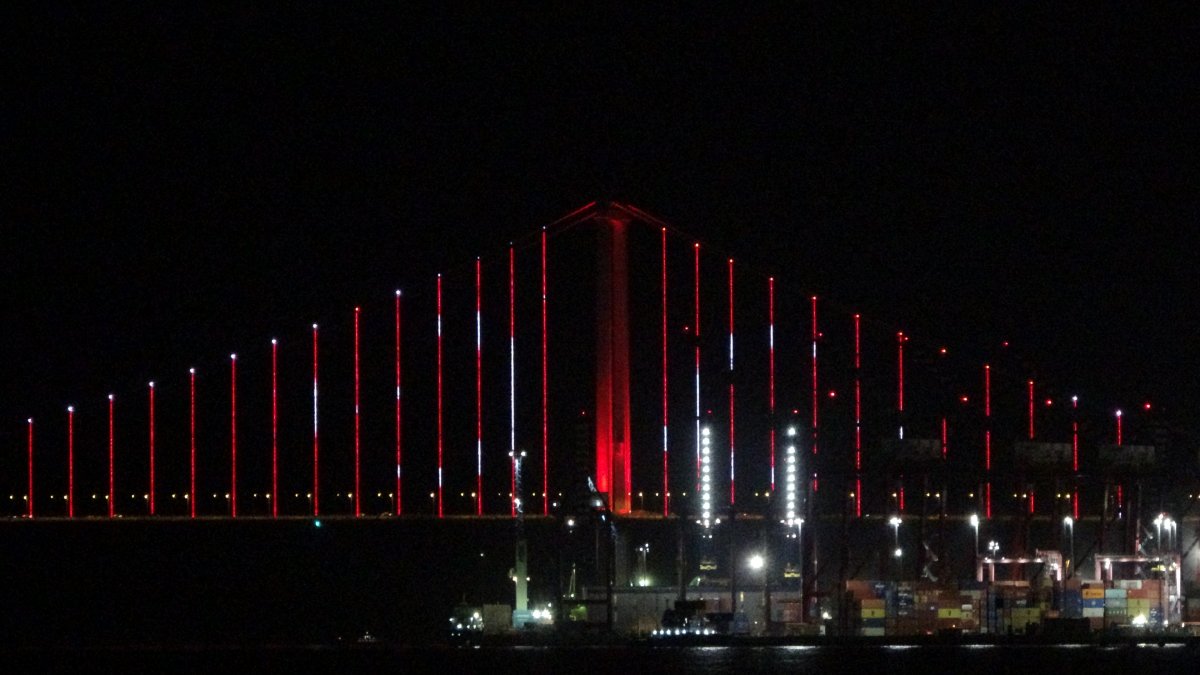 Osmangazi Köprüsü 15 Temmuz da kırmızı-beyaza büründü #3