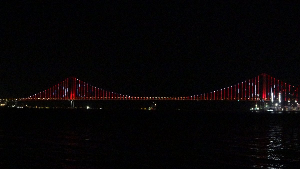 Osmangazi Köprüsü 15 Temmuz da kırmızı-beyaza büründü #1