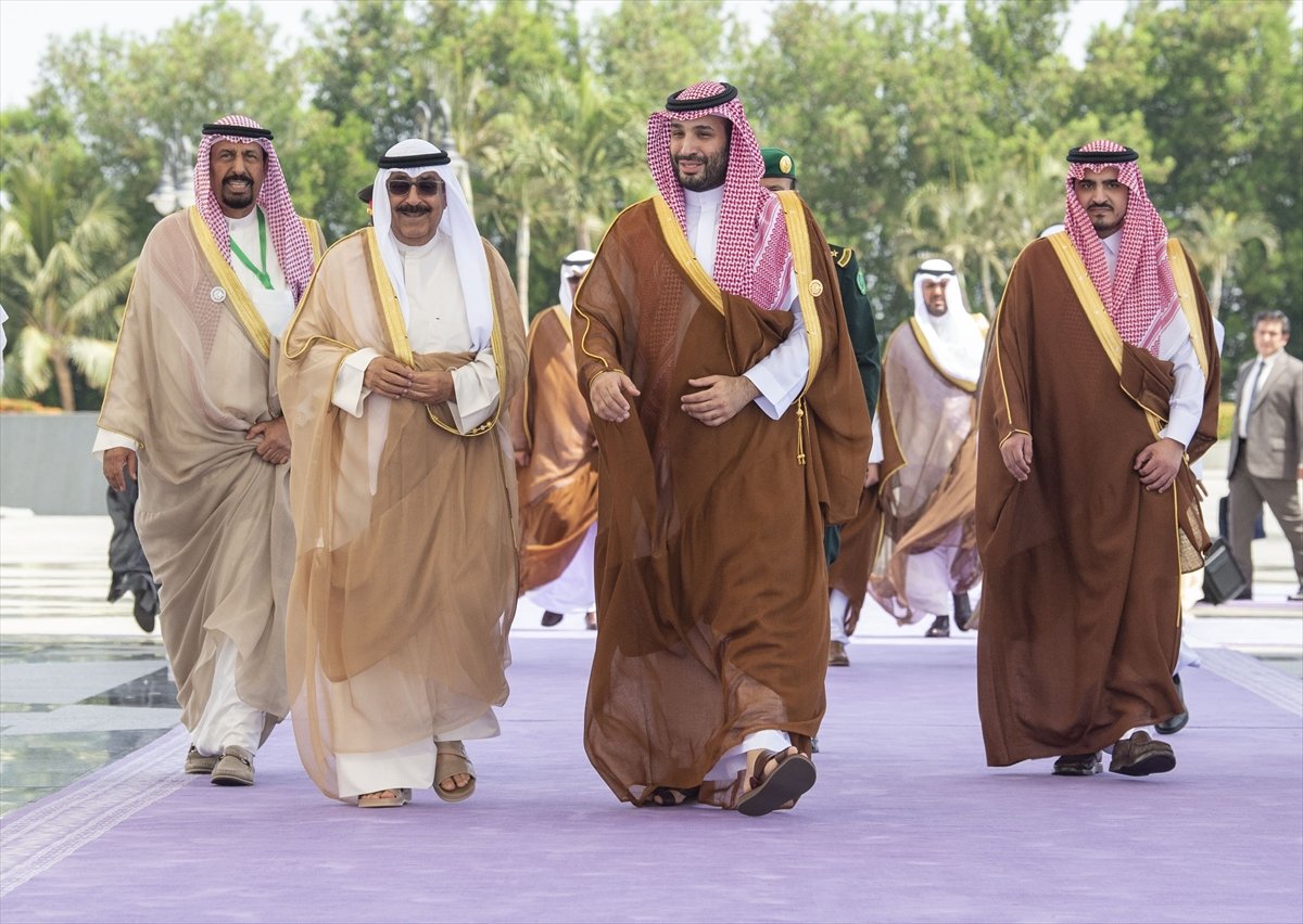 Prince Salman kisses Prince Isa Al Khalifa of Bahrain on the nose #5