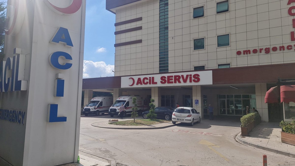 Kocaeli’de bir hasta tıbbi sekretere yumruk atıp, elini ısırdı  #1