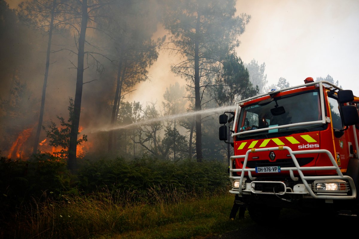 Responding to forest fires in France sparks controversy #10