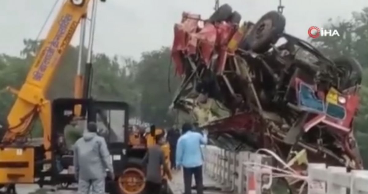 Bus crash in India: 13 dead #2