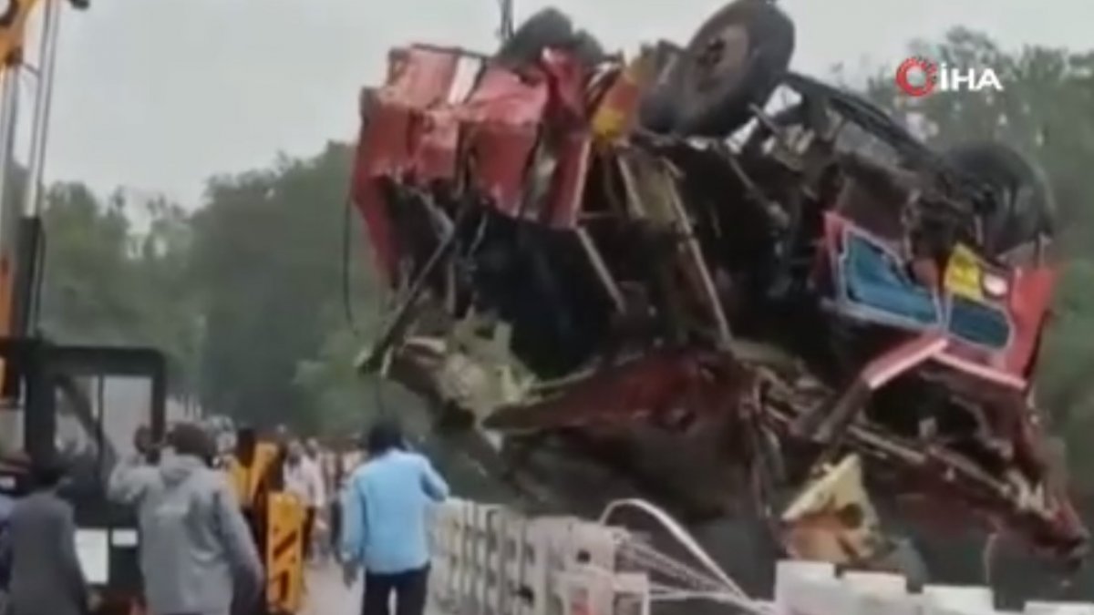 Bus crash in India: 13 dead