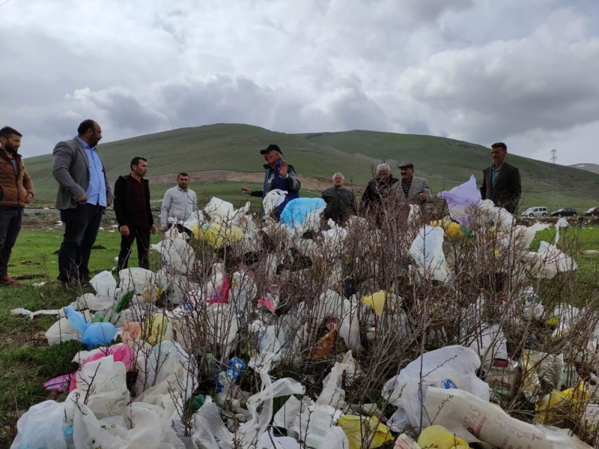 Ardahan da köylülerden belediyeye serzeniş: Arazimiz çöp poşetleri ile dolu #1