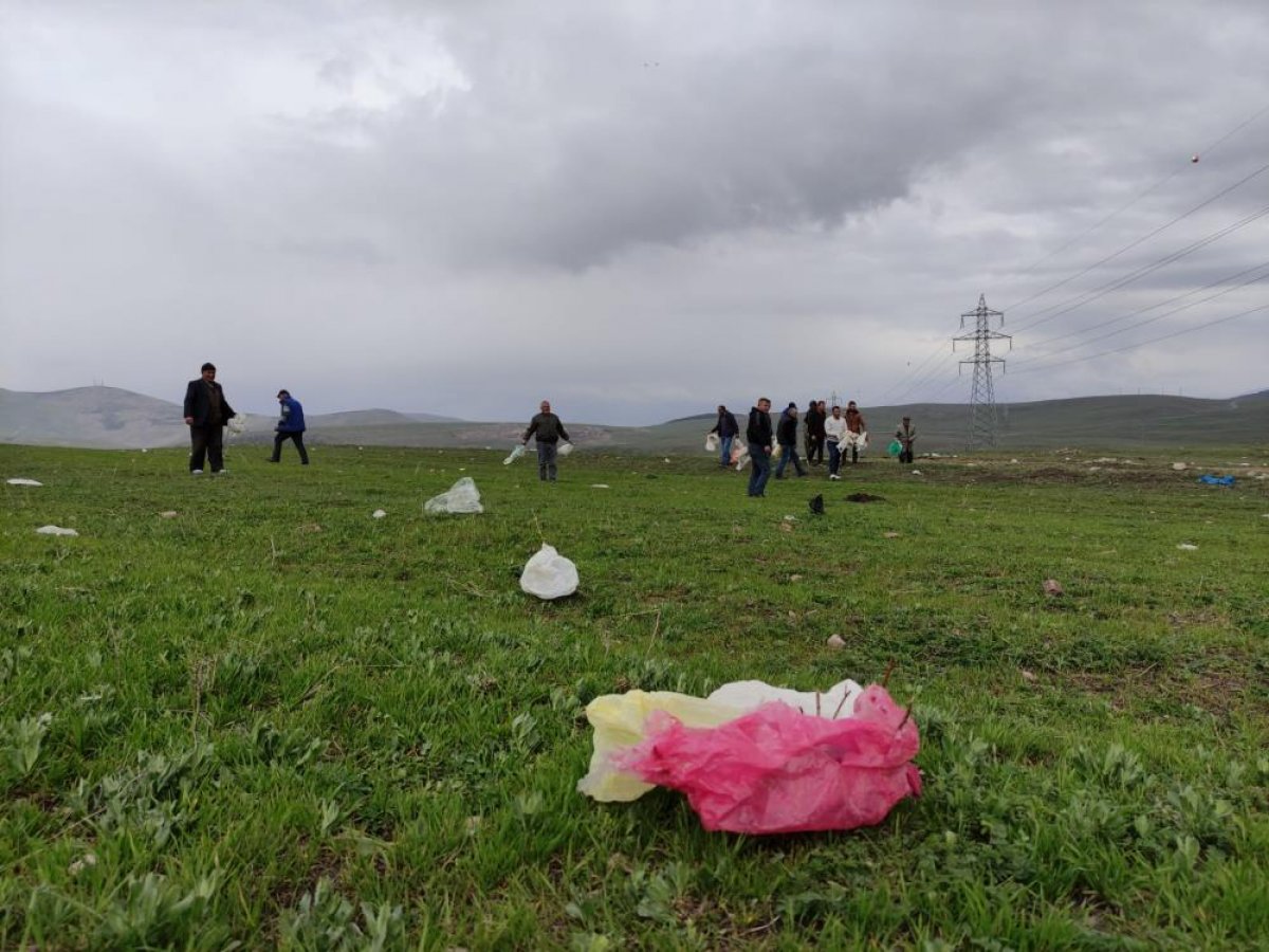 Ardahan da köylülerden belediyeye serzeniş: Arazimiz çöp poşetleri ile dolu #2