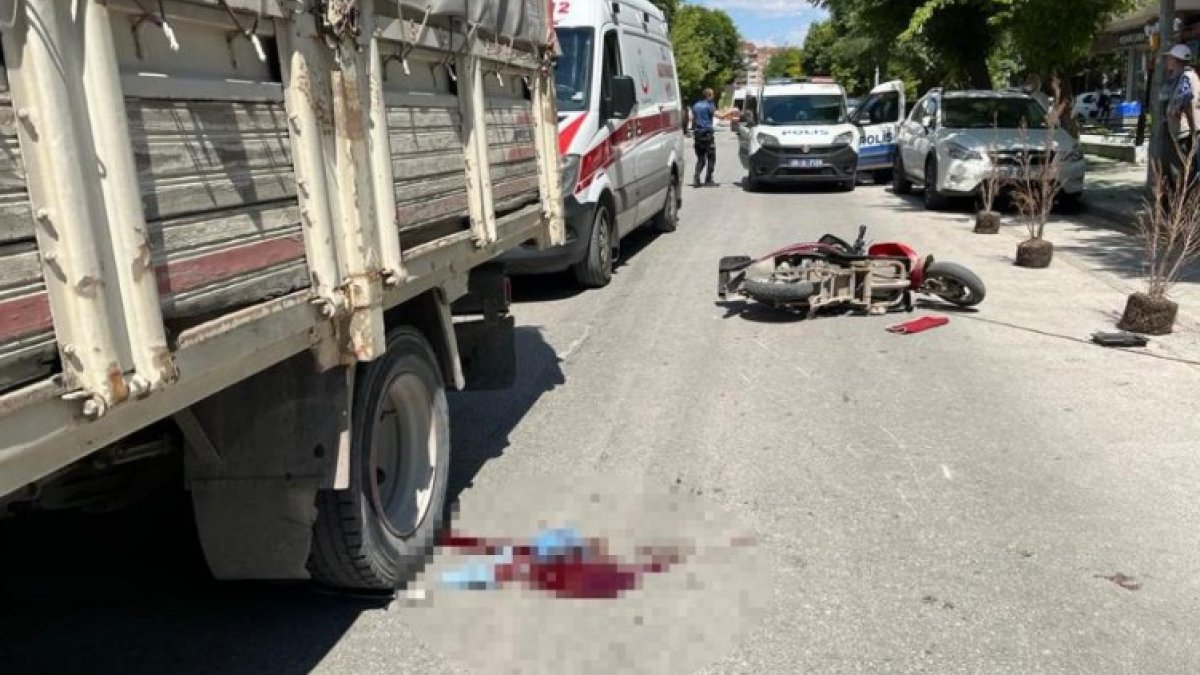 Eskişehir'de elektrikli bisiklet sürücüsü kamyonun altında kaldı