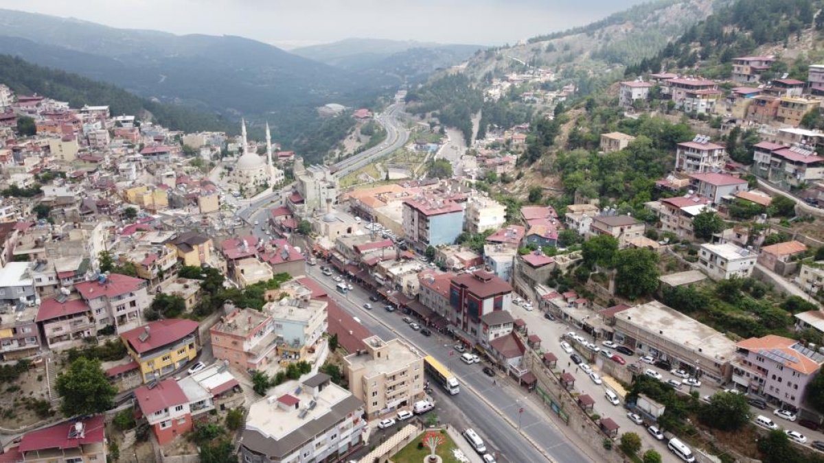 Hatay da araçların giremediği sokaklarda çöpler atlarla toplanıyor #1