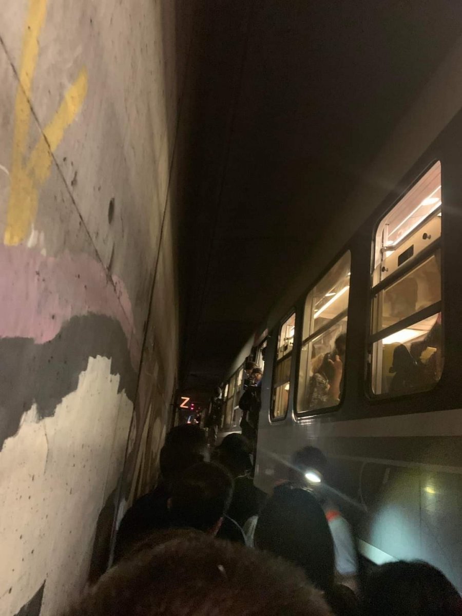Train services were disrupted in Paris, the people were trapped in the tunnel #1