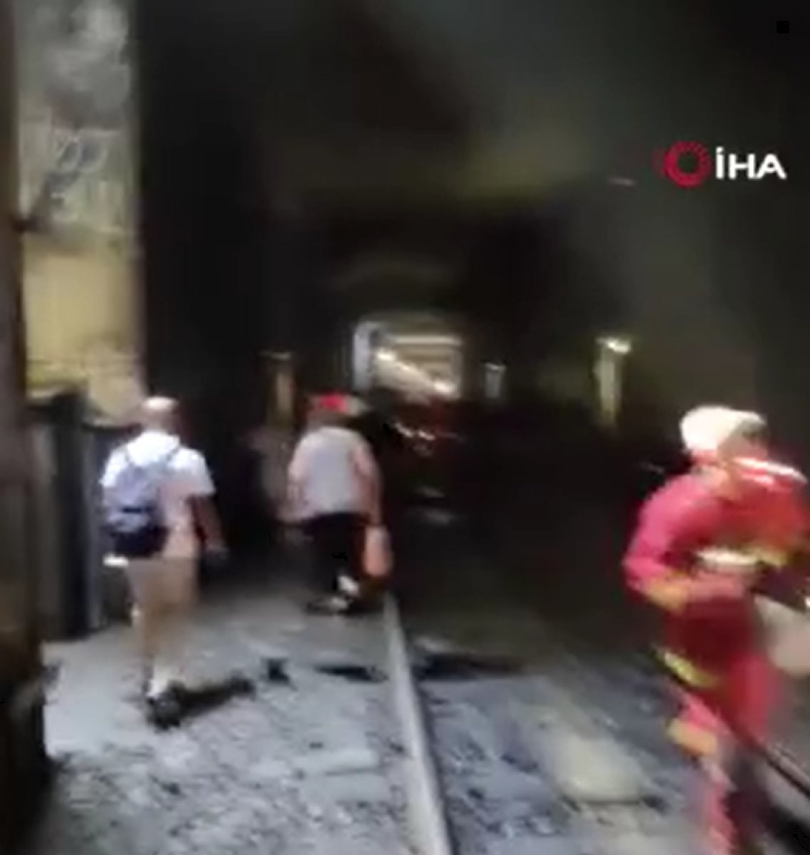 Train services were disrupted in Paris, the people were trapped in the tunnel #3