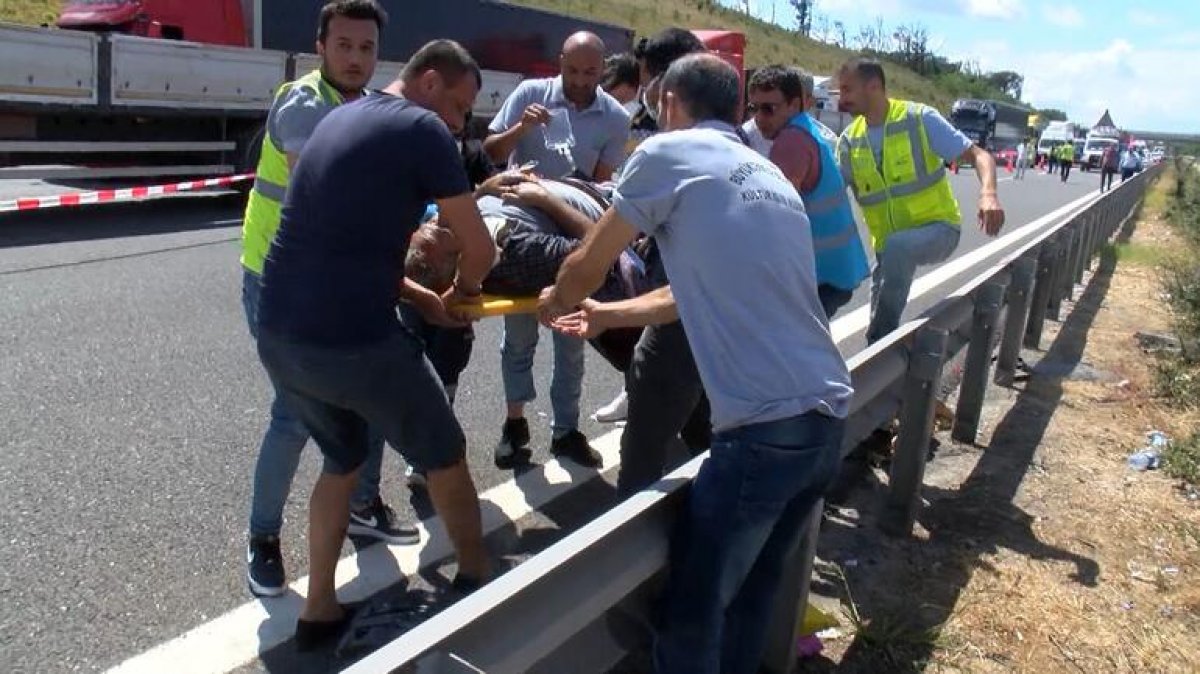 Sarıyer de kontrolden çıkan kimyasal yüklü tır yan yattı #2