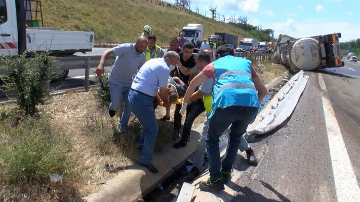 Sarıyer de kontrolden çıkan kimyasal yüklü tır yan yattı #1