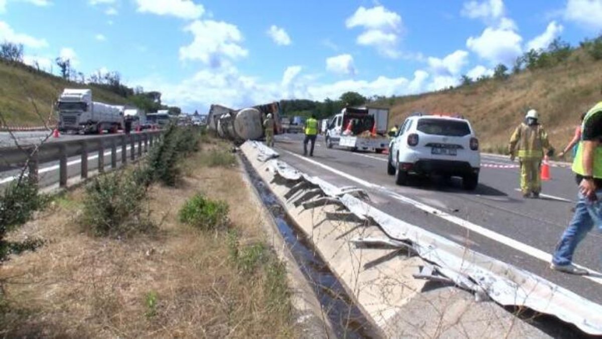 Sarıyer de kontrolden çıkan kimyasal yüklü tır yan yattı #3