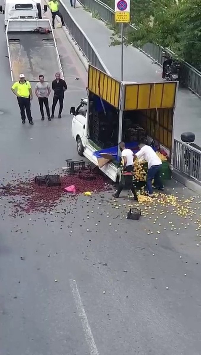 İstanbul da arabası bağlanan seyyar satıcı meyveleri yola döktü #1
