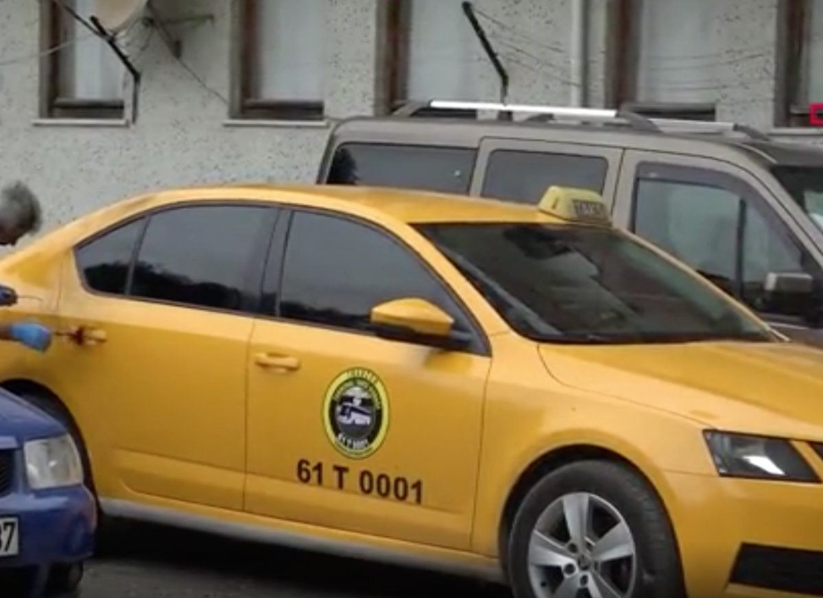 Trabzon da gasbedilen taksici başka araca asılarak kurtuldu #1