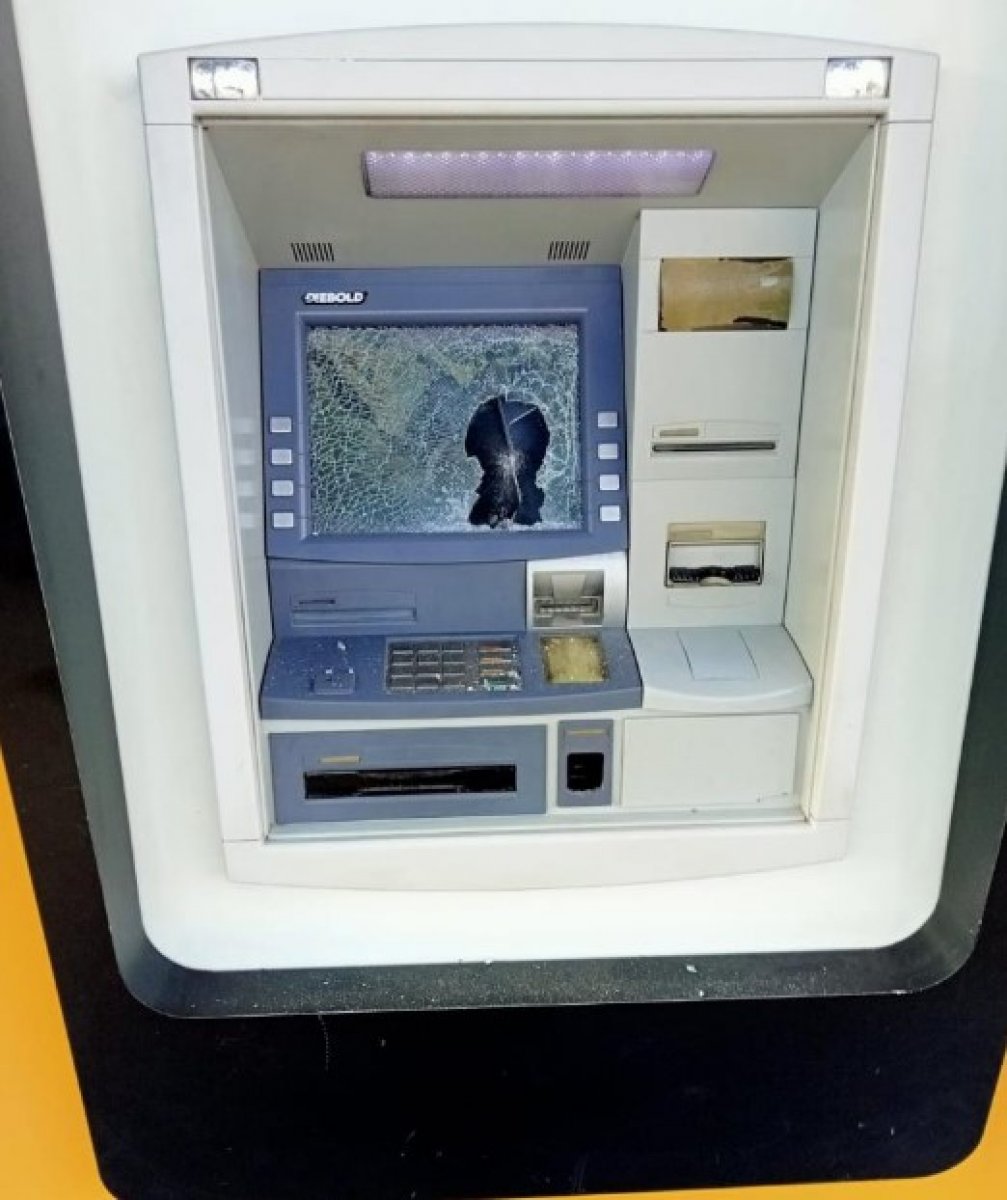 Yalova da bir kişi, 3 üncü kez ATM leri çekiçle paramparça etti #5