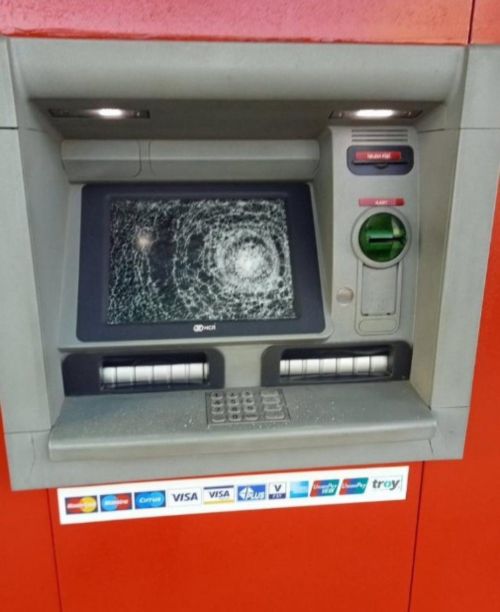 Yalova da bir kişi, 3 üncü kez ATM leri çekiçle paramparça etti #4