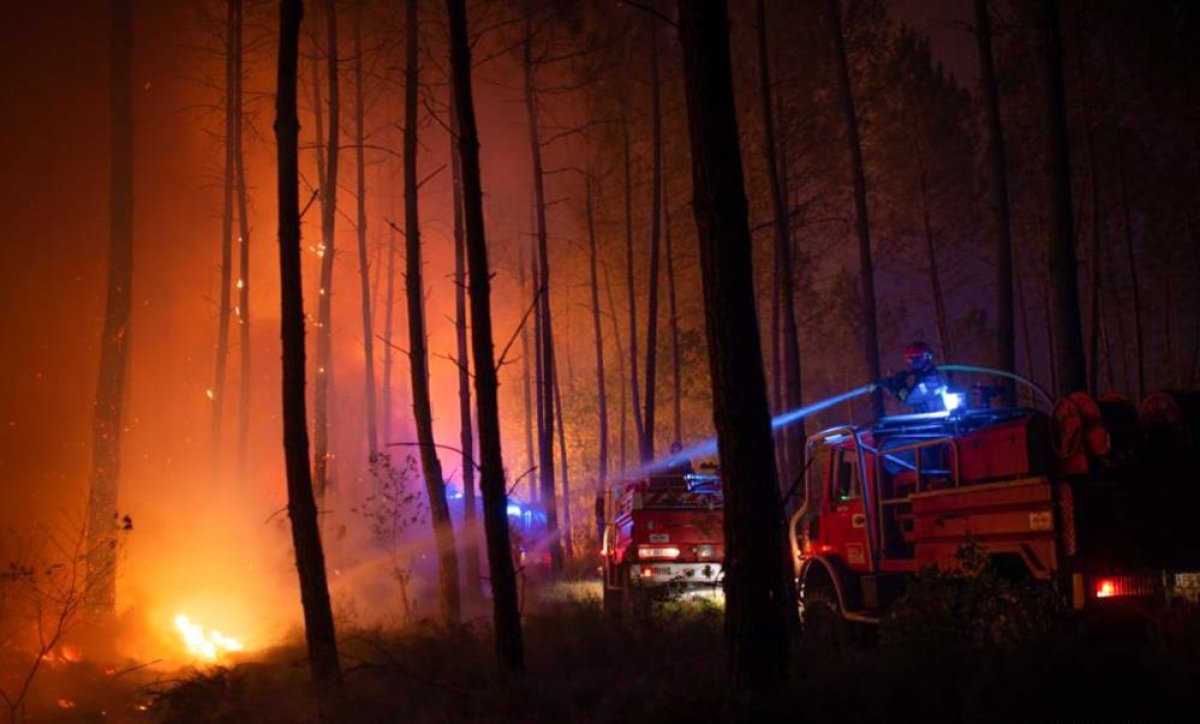 Fransa da devam eden yangında 19 bin 300 hektarlık alan kül oldu #4