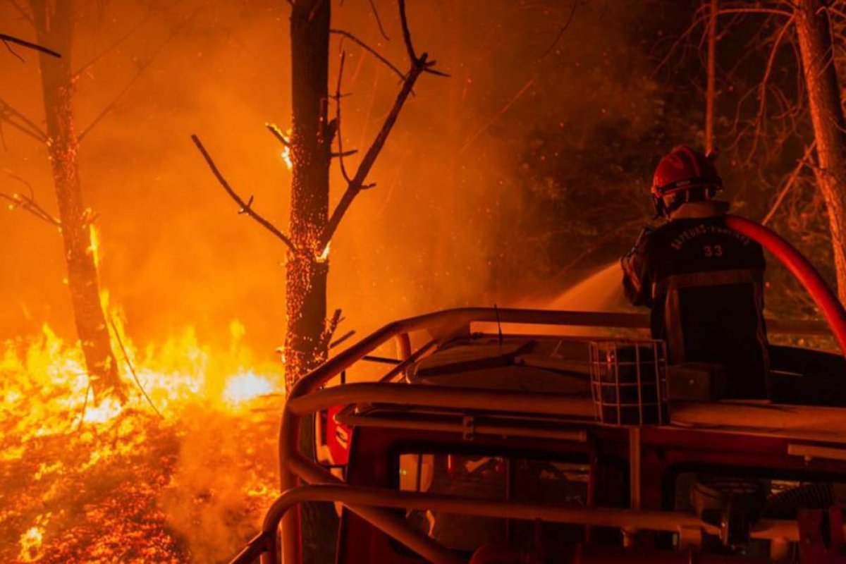Fransa da devam eden yangında 19 bin 300 hektarlık alan kül oldu #3
