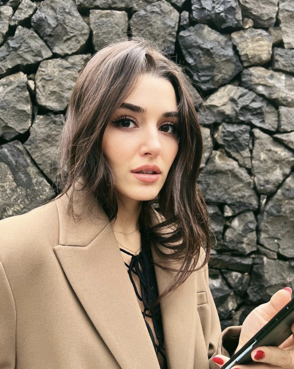 Hande Erçel beyaz mayosuyla yere serildi! Mayon nerede #3