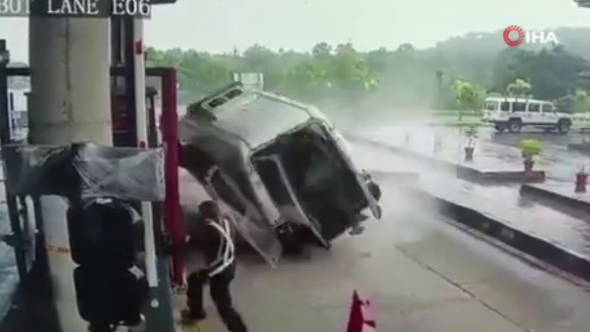 Ambulance hits toll booth in India: 4 dead #3