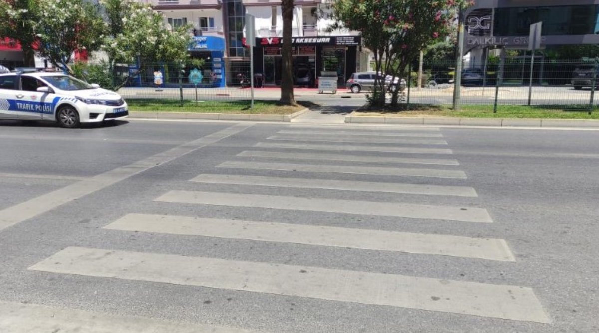Antalya da yaya geçidinden geçen kadına çarpan taksinin şoförü tutuklandı #2