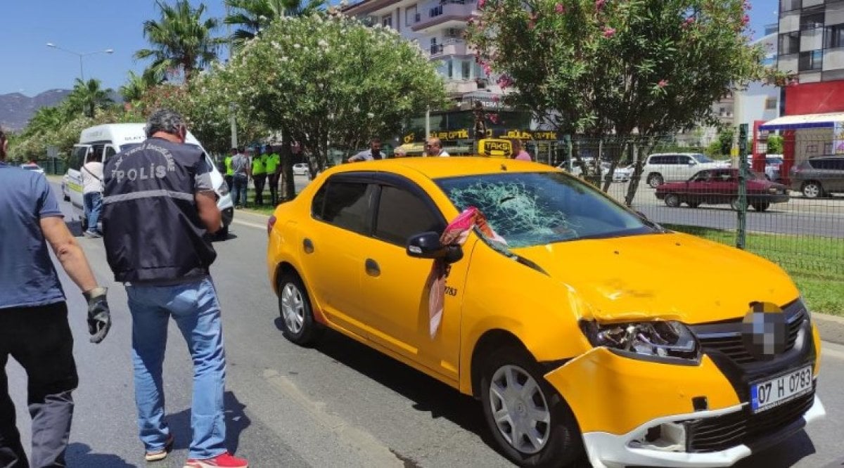 Antalya da yaya geçidinden geçen kadına çarpan taksinin şoförü tutuklandı #1
