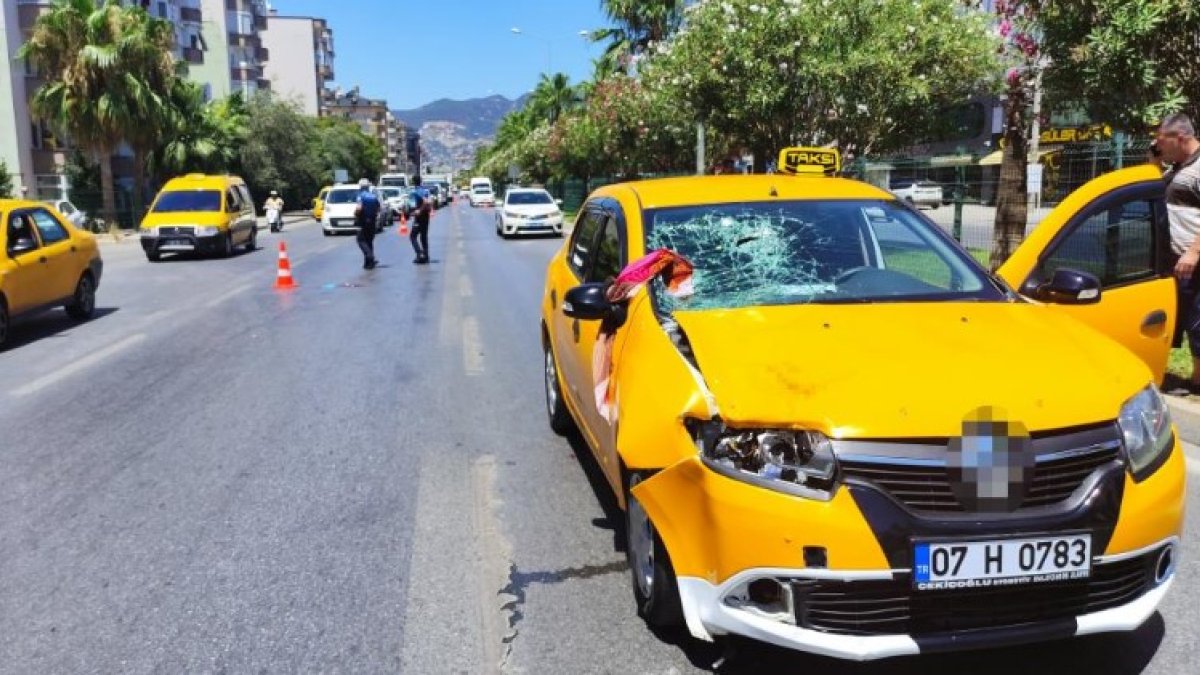 Antalya'da yaya geçidinden geçen kadına çarpan taksinin şoförü tutuklandı