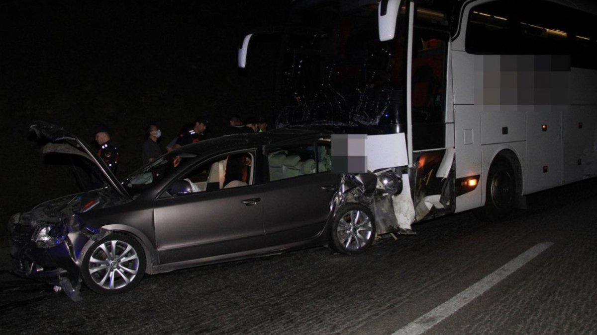 Manisa'da yolcu otobüsü ve 2 otomobil çarpıştı: 4 yaralı