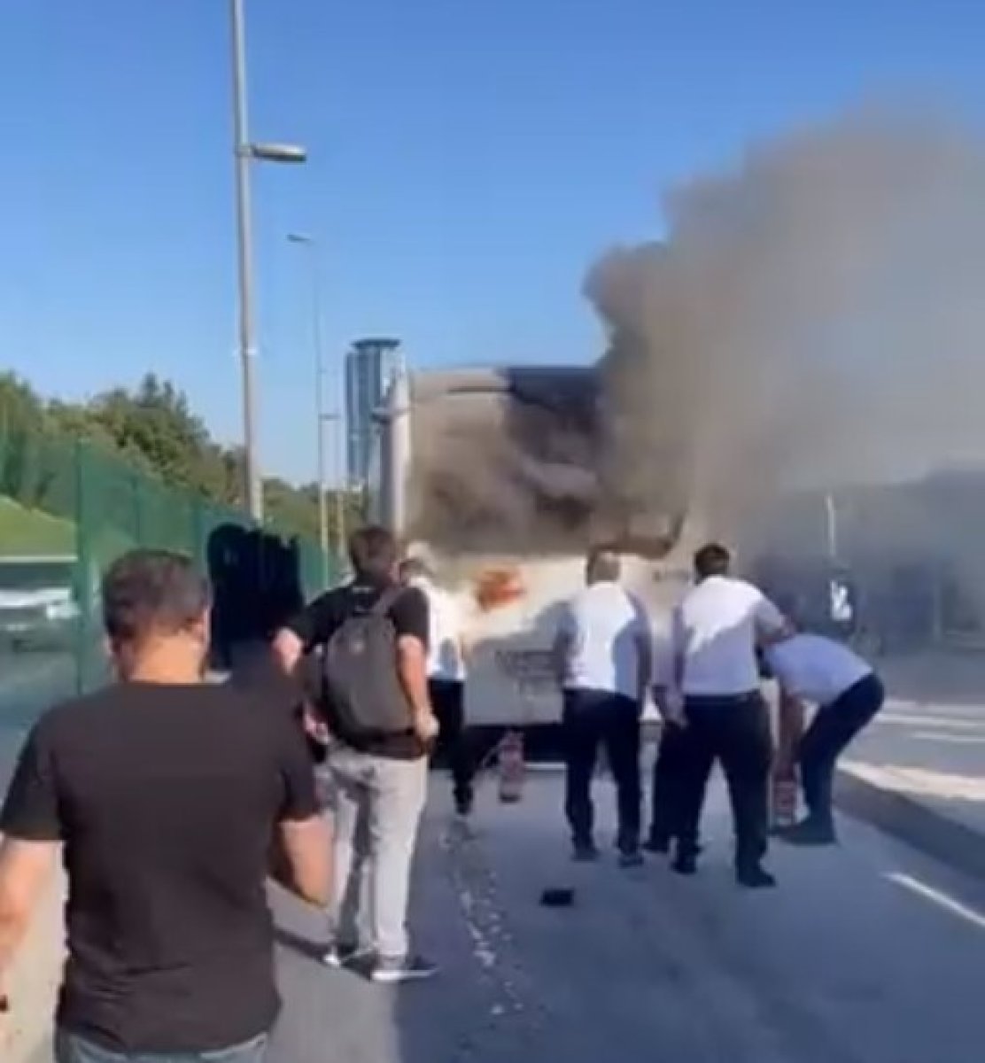 Kadıköy de bir metrobüsün motor kısmında yangın çıktı #3