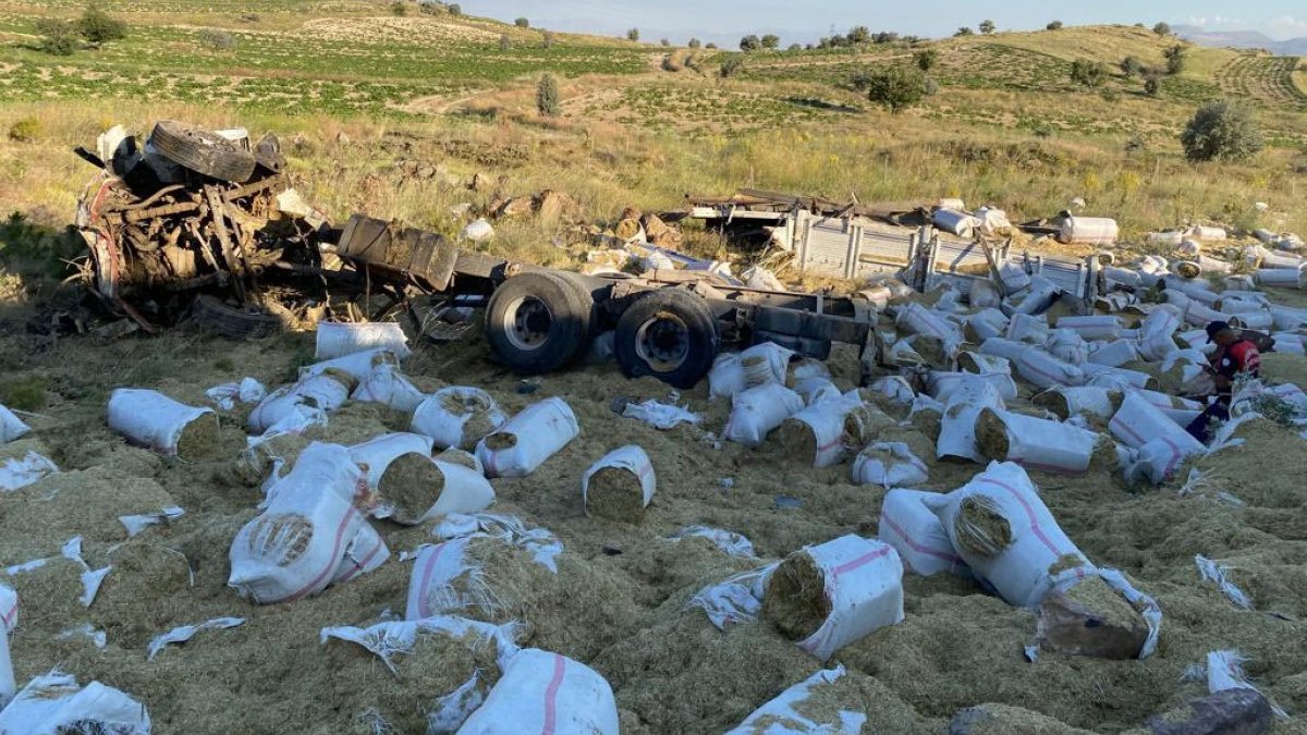Kayseri’de saman yüklü kamyon devrildi: 3 ölü