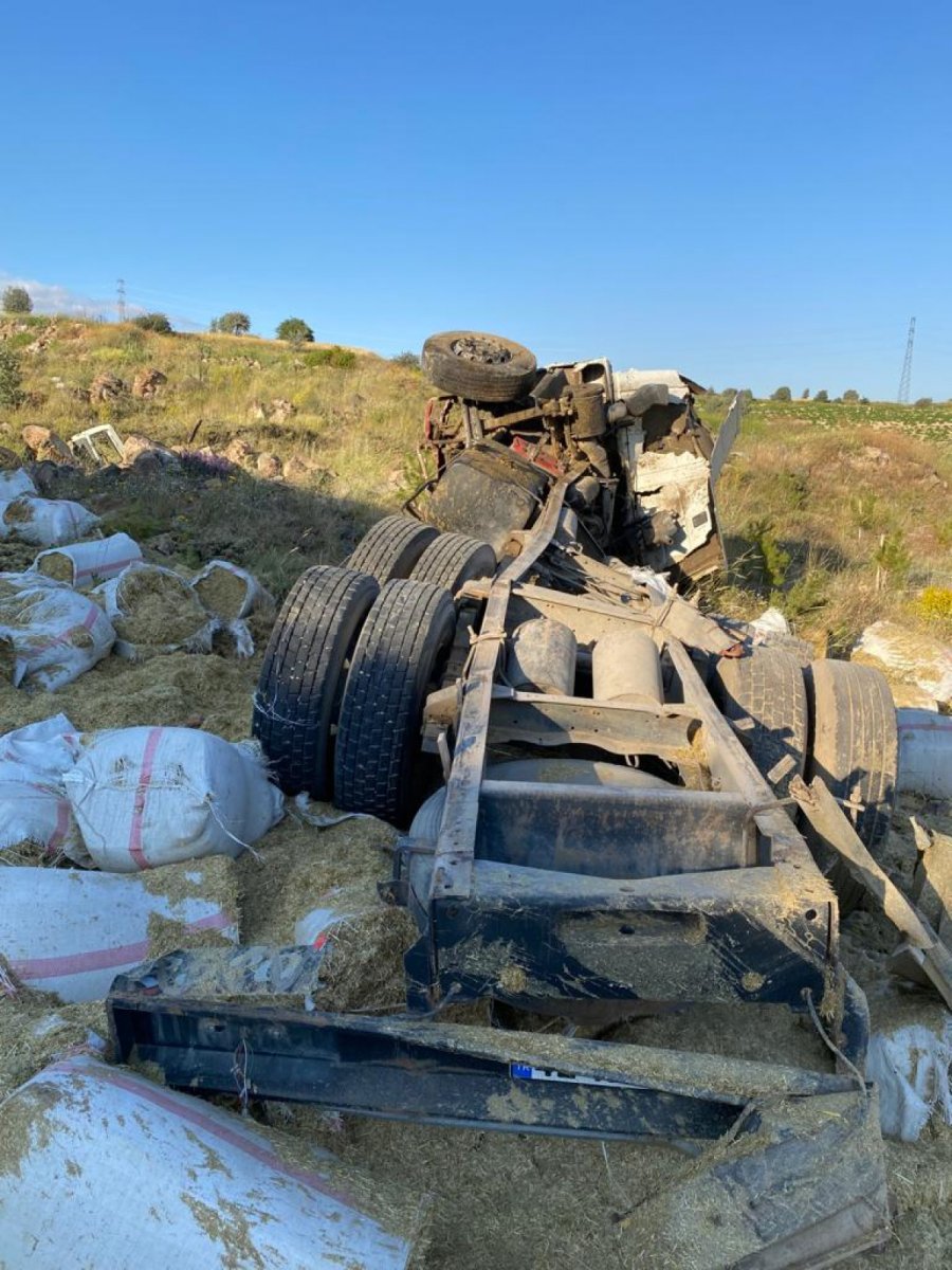 Kayseri’de saman yüklü kamyon devrildi: 3 ölü #3