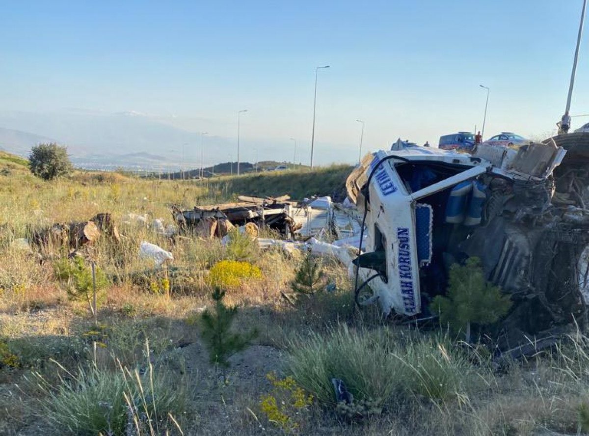 Kayseri’de saman yüklü kamyon devrildi: 3 ölü #1