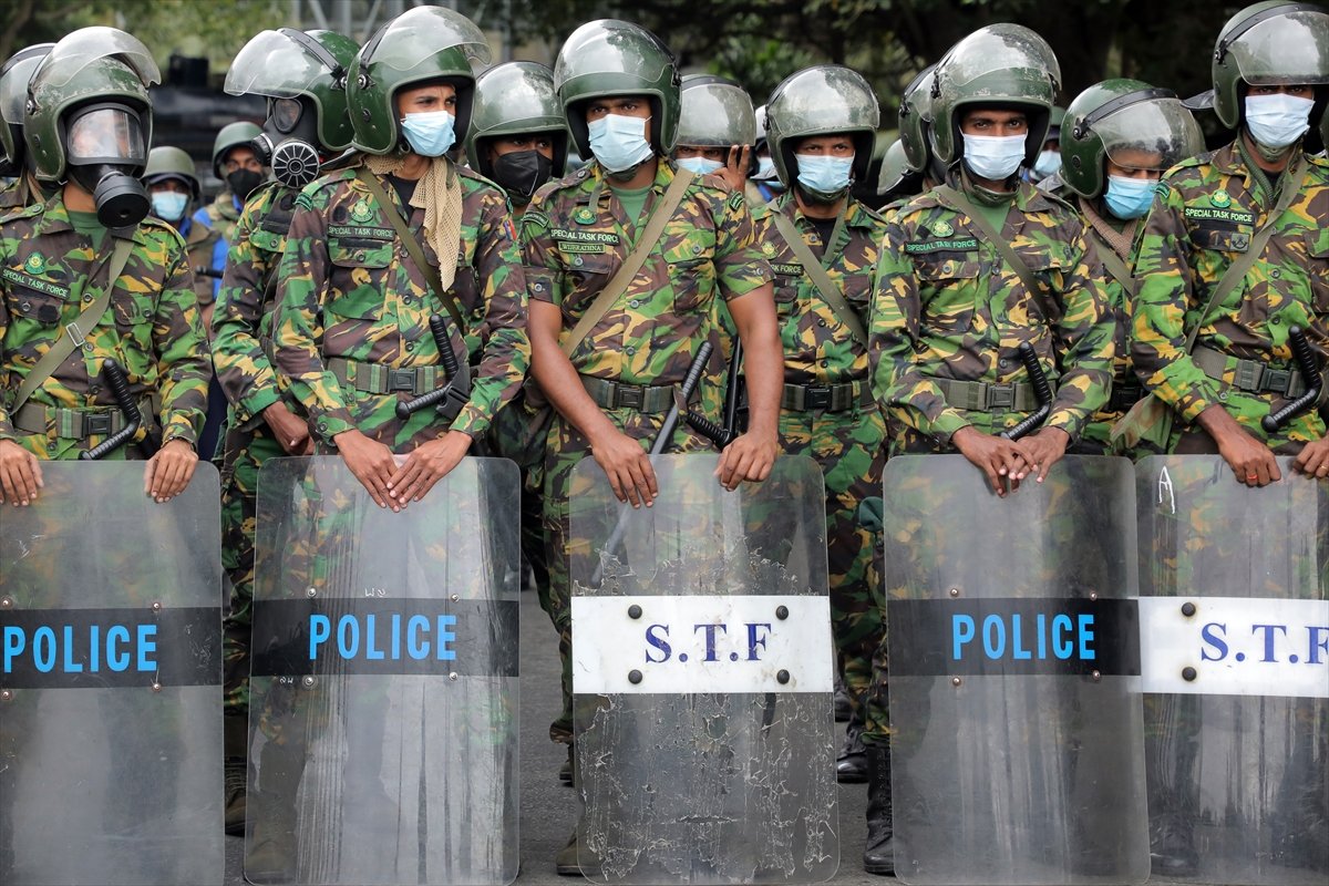 Intervention of demonstrators from security forces in Sri Lanka #5