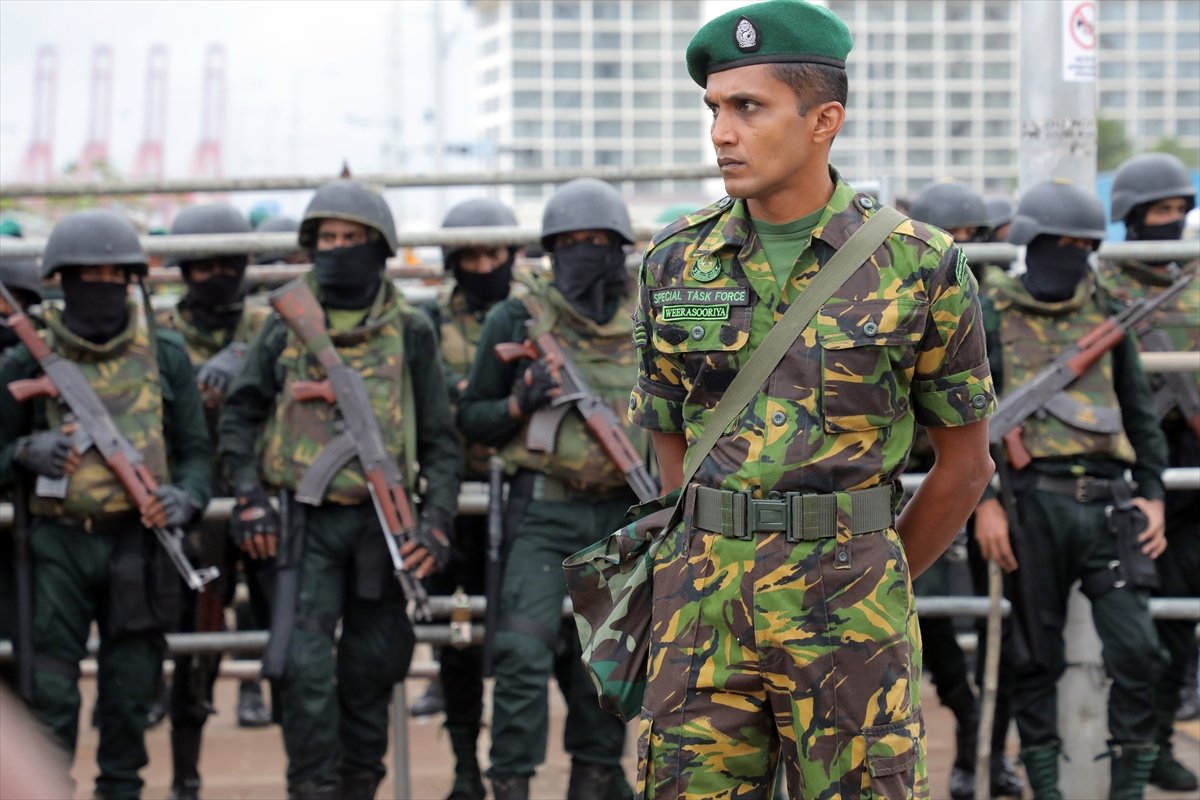 Intervention of demonstrators from security forces in Sri Lanka #4