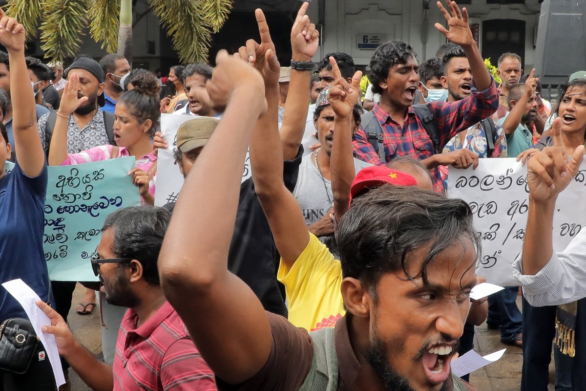Responding to demonstrators from security forces in Sri Lanka #8